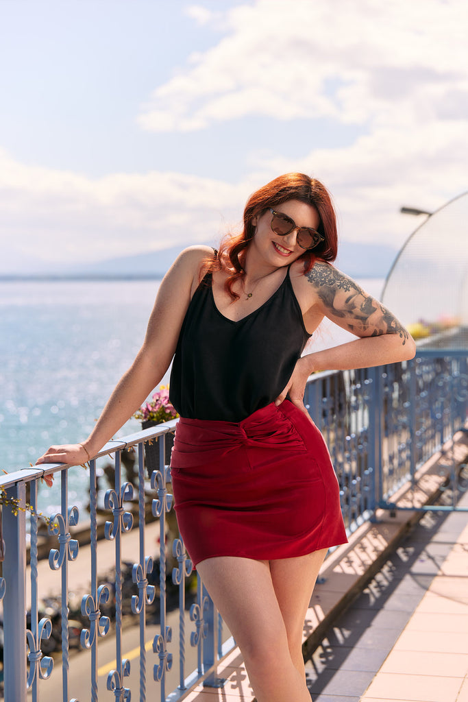 Jeune femme en mini jupe rouge et top noir