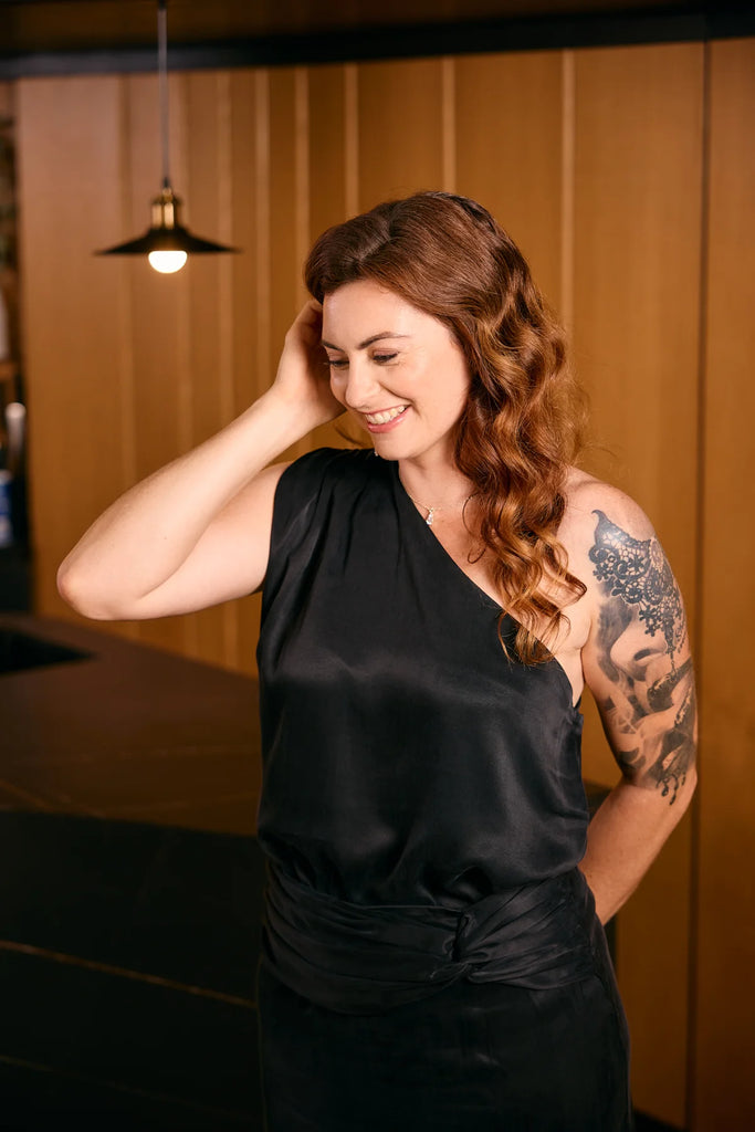KS Vestiaire intemporel haut asymétrique noir chic et élégant avec jupe noire