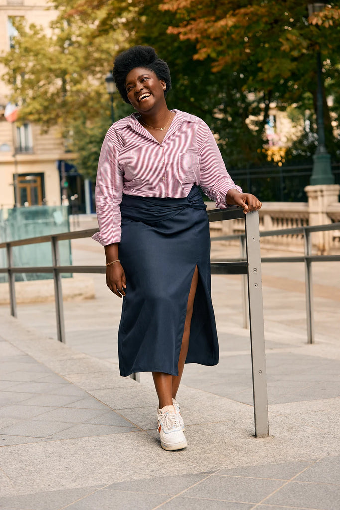KS Vestiaire intemporel jupe longue bleu fendue sur le côté idée de look